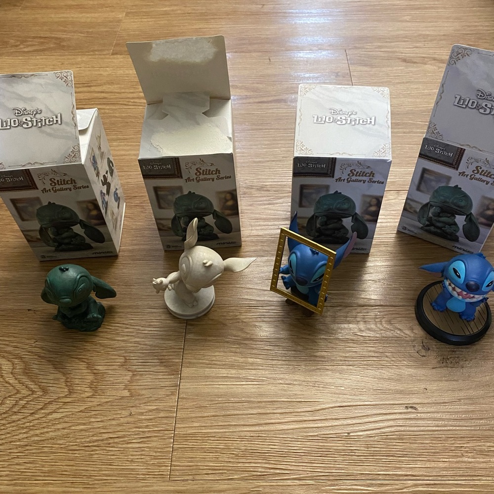 Disney Stitch art gallery figure set